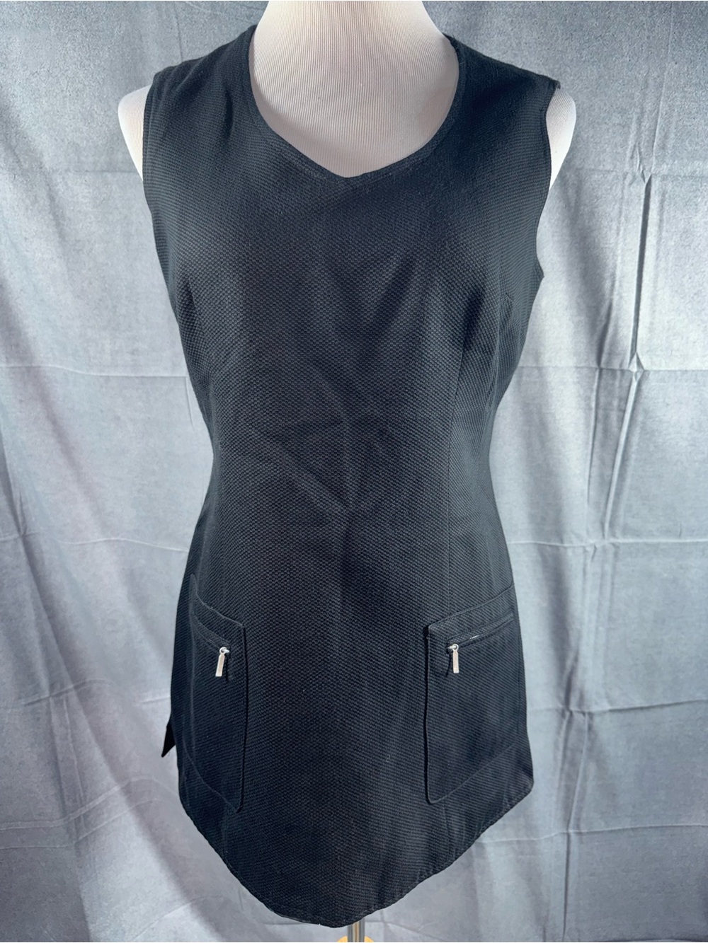 2608-Casual Corner Black Sleeveless V-Neck Tunic with Zip Pockets